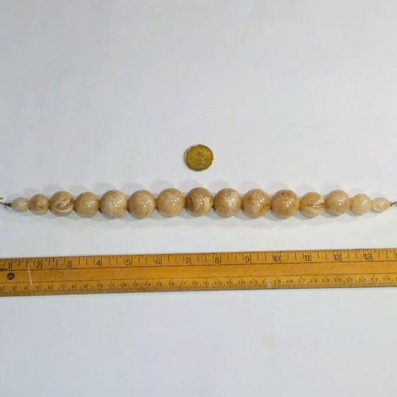 Pink marbled lucite, gold tone choker/. Necklace. Vintage mid century - Picture 12 of 14